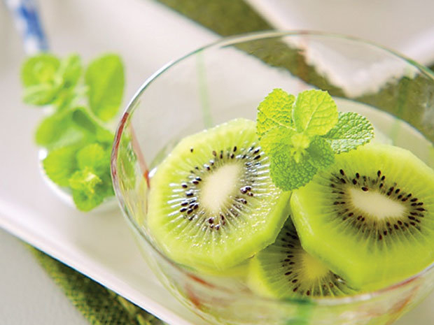 Quả kiwi chứa nhiều vitamin C, hàm lượng chất xơ cao nên được xếp vào danh sách loại quả làm đẹp được phái nữ rất yêu thích